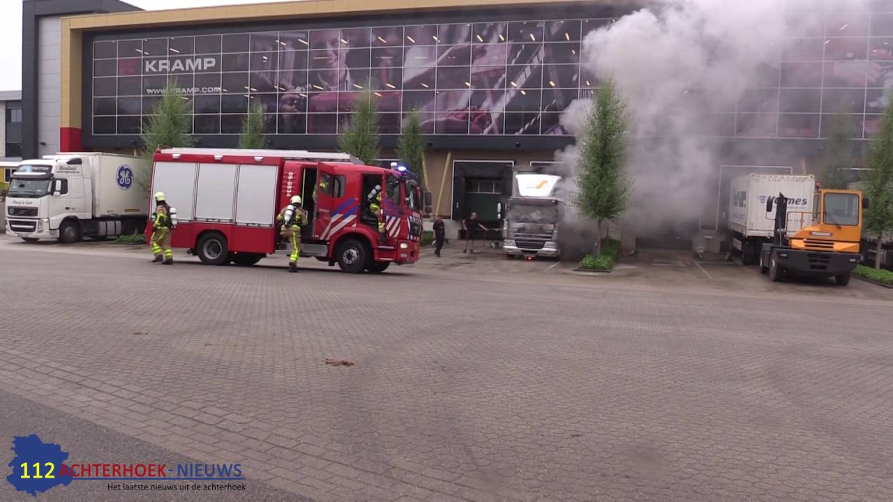 Vrachtwagen in brand aan laaddock in Varsseveld