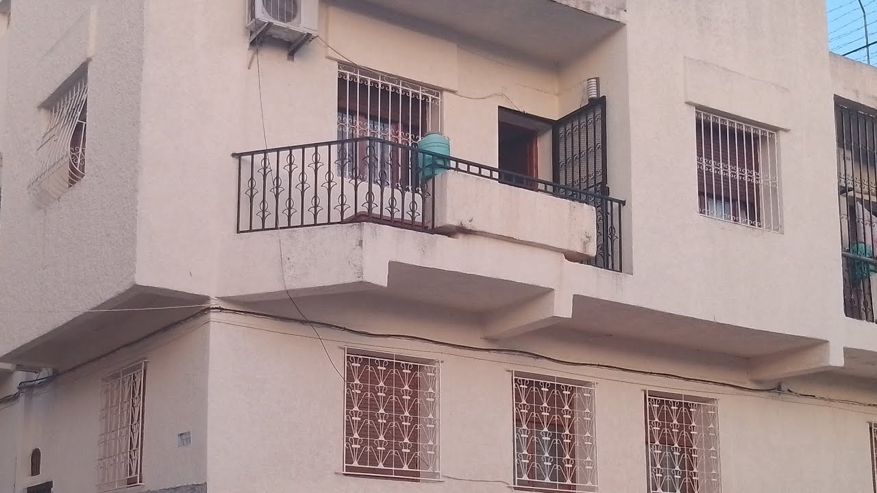 اروع هوتة منزل كامل بفاس به 2 طوابق و3 كراجات مساحة140م اما الموقع جد رائع ولكن ثمن اروع/0693034847