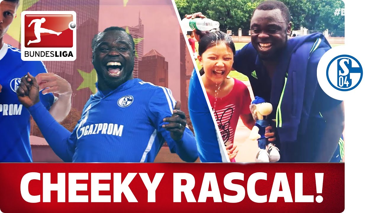 Water Fight in China - Ex-Schalke Star Gerald Asamoah Soaks Fan