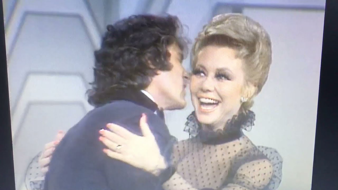 Michael Landon & Mitzi Gaynor sing - Mitzi & 100 Guys (better quality) 1975