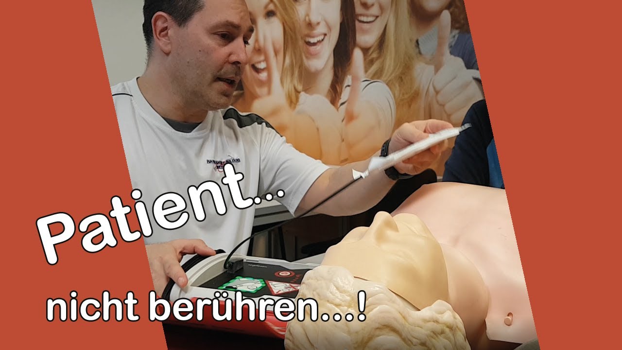 Einweisung im Umgang mit dem Defibrillator Rettungssanitäter