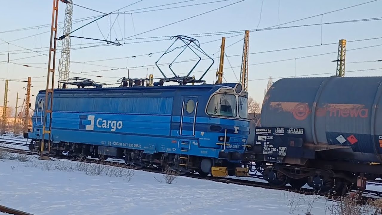 CD Cargo Laminátka halad át tehervonattal a havas Rákosrendezőn. 