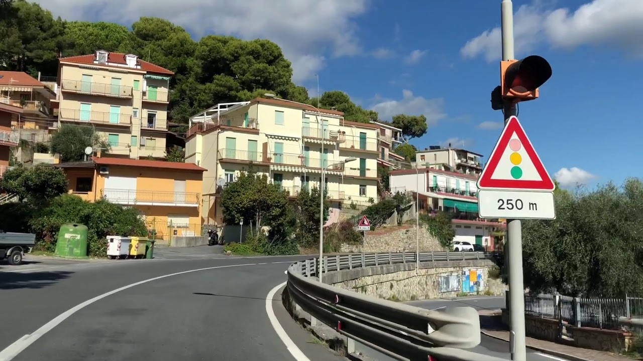 Море и цветы это Андорра в Италии на Лигурии. The sea and flowers are Andorra in Italy in Liguria