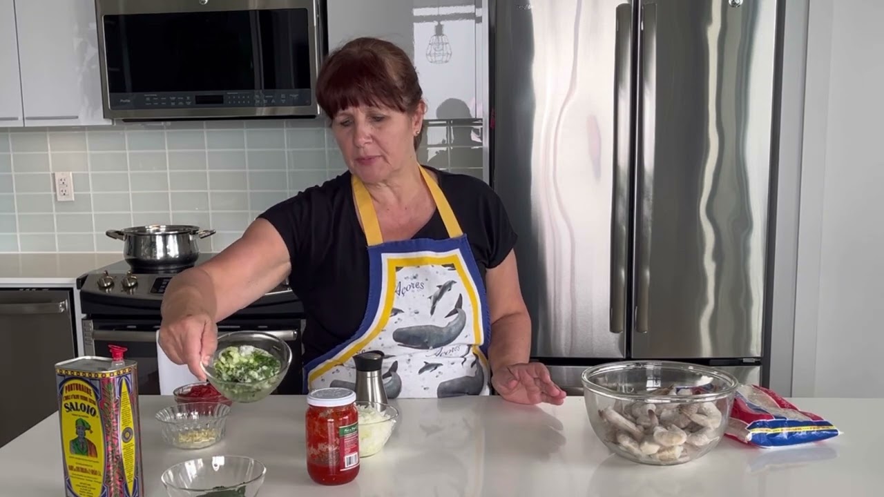 Esmeralda está a fazer bifes italianos e arroz de camarão