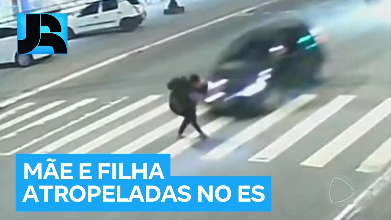 Motorista avança sinal vermelho e atropela mãe e filha na faixa de pedestres em Vila Velha (ES)