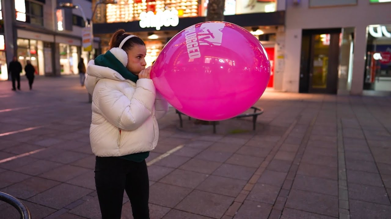 Madlen Pops balloons at German Christmas Market (Preview)