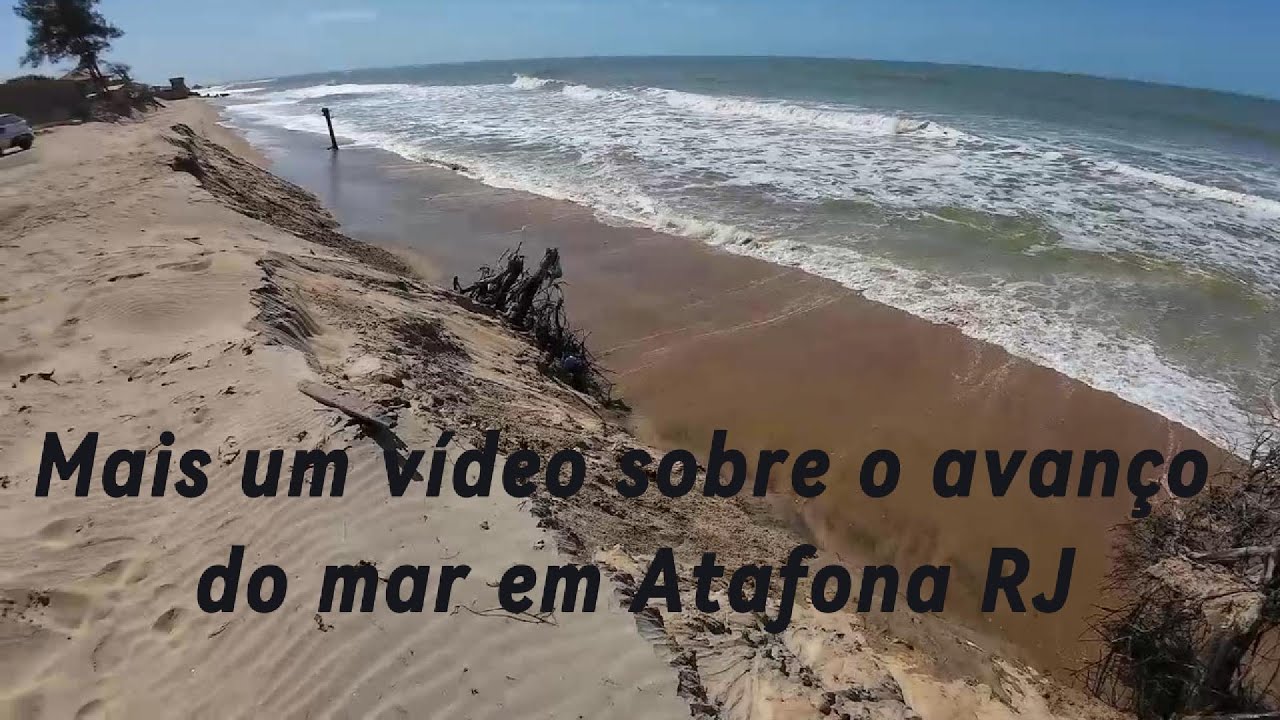 O mar avançando sobre a praia de Atafona, interior do Rio de Janeiro.