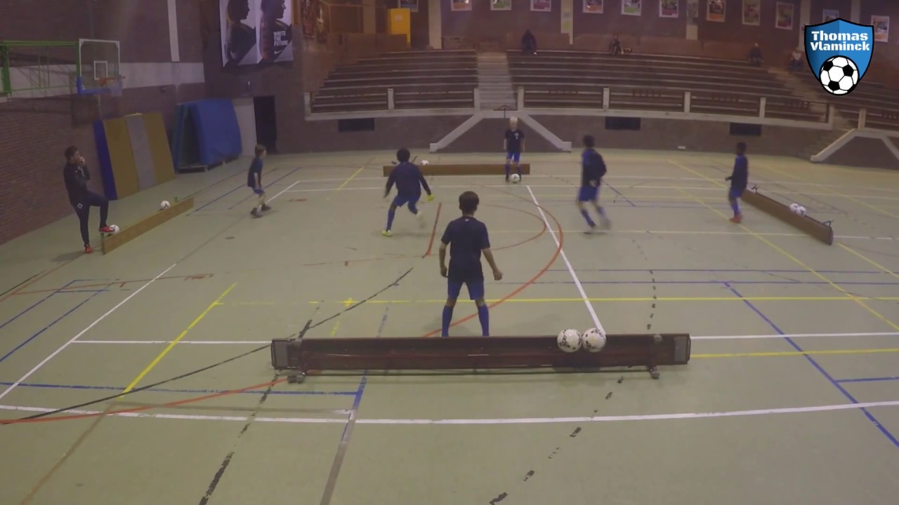 Indoor U11 U12 U13 U14 / Techniektraining Voetbal / football soccer coaching drills exercises