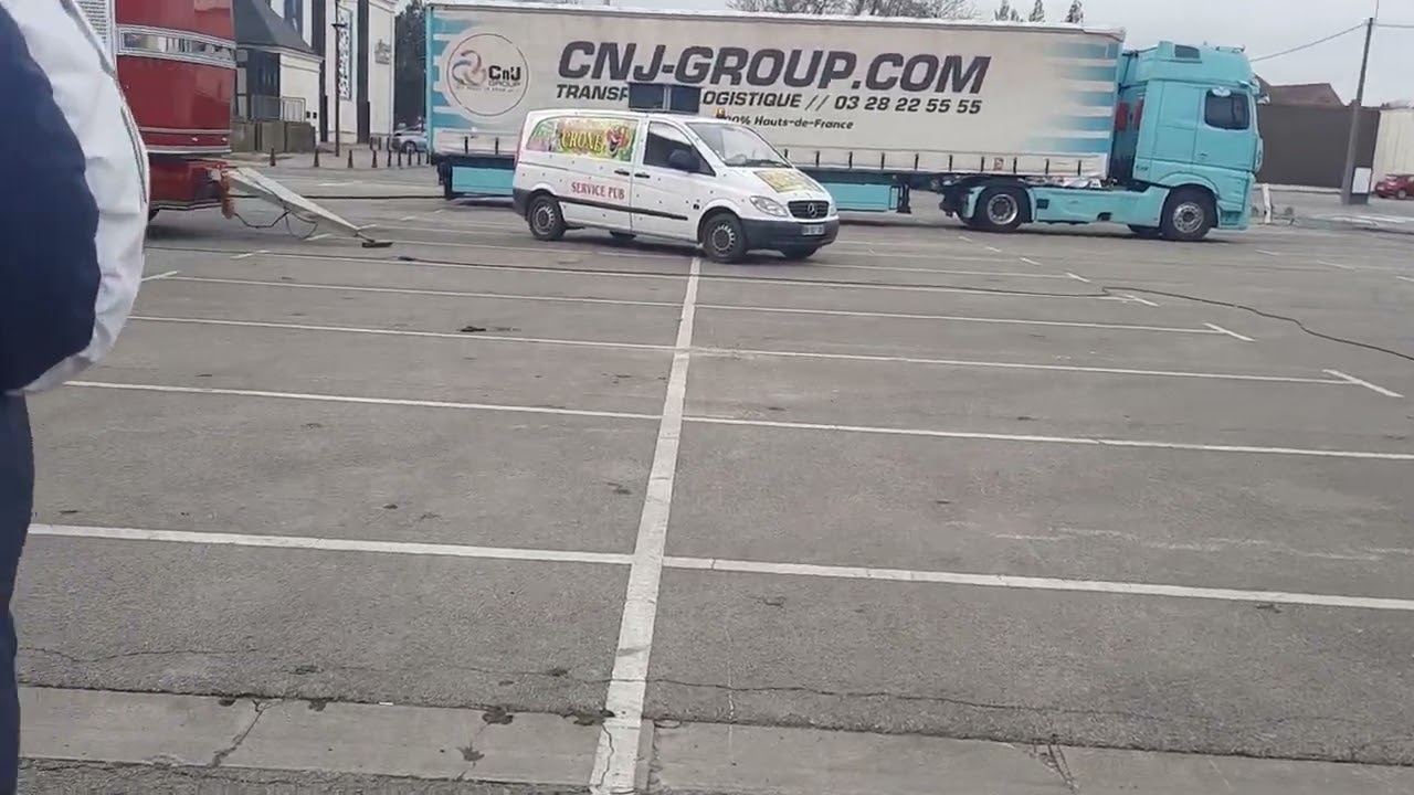 camionnette pub cirque crone (nico fait des videos)