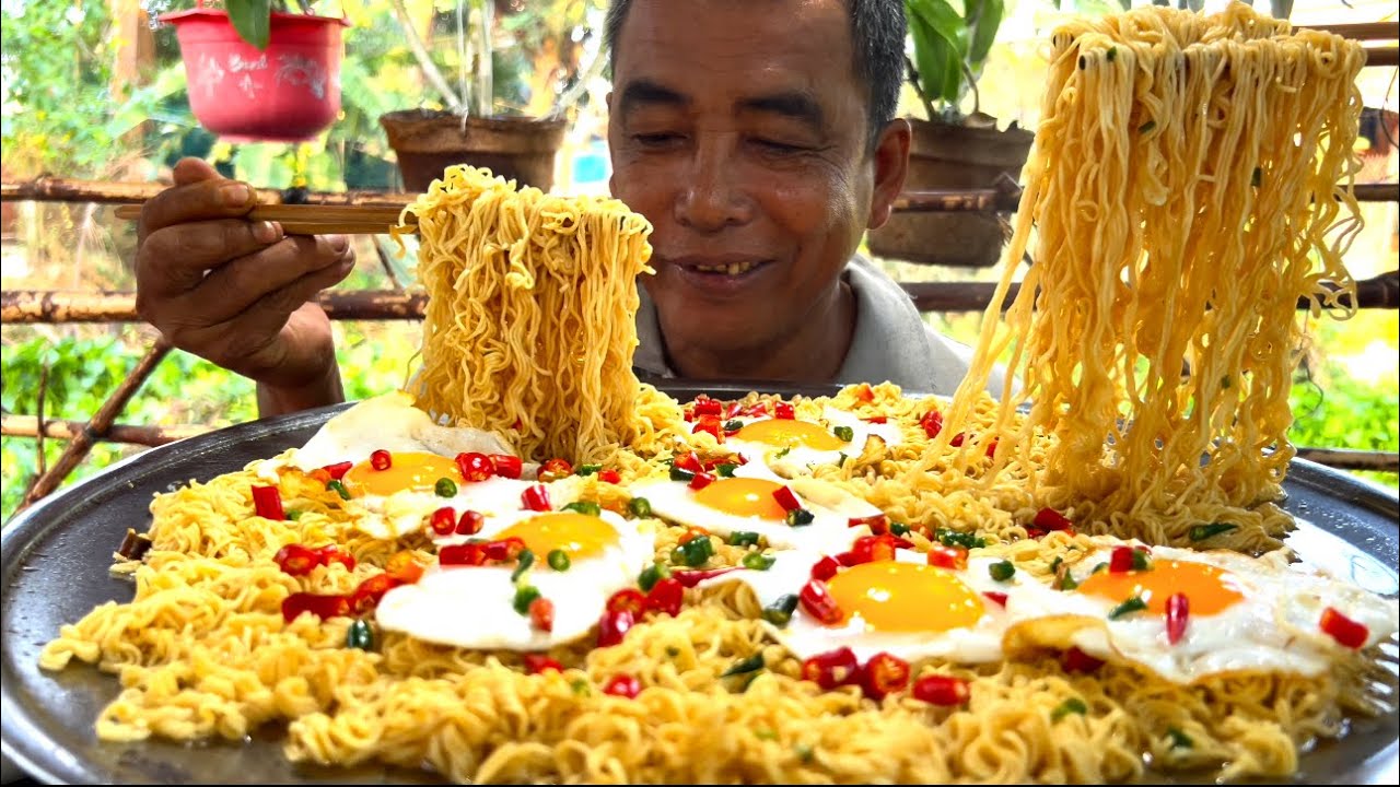 Thử Thách Cảm Giác Mạnh 15 Phút Ăn 3,5 Ký Mì Trứng Ốp La ( Thêm Một Đống Ớt ) | ATN