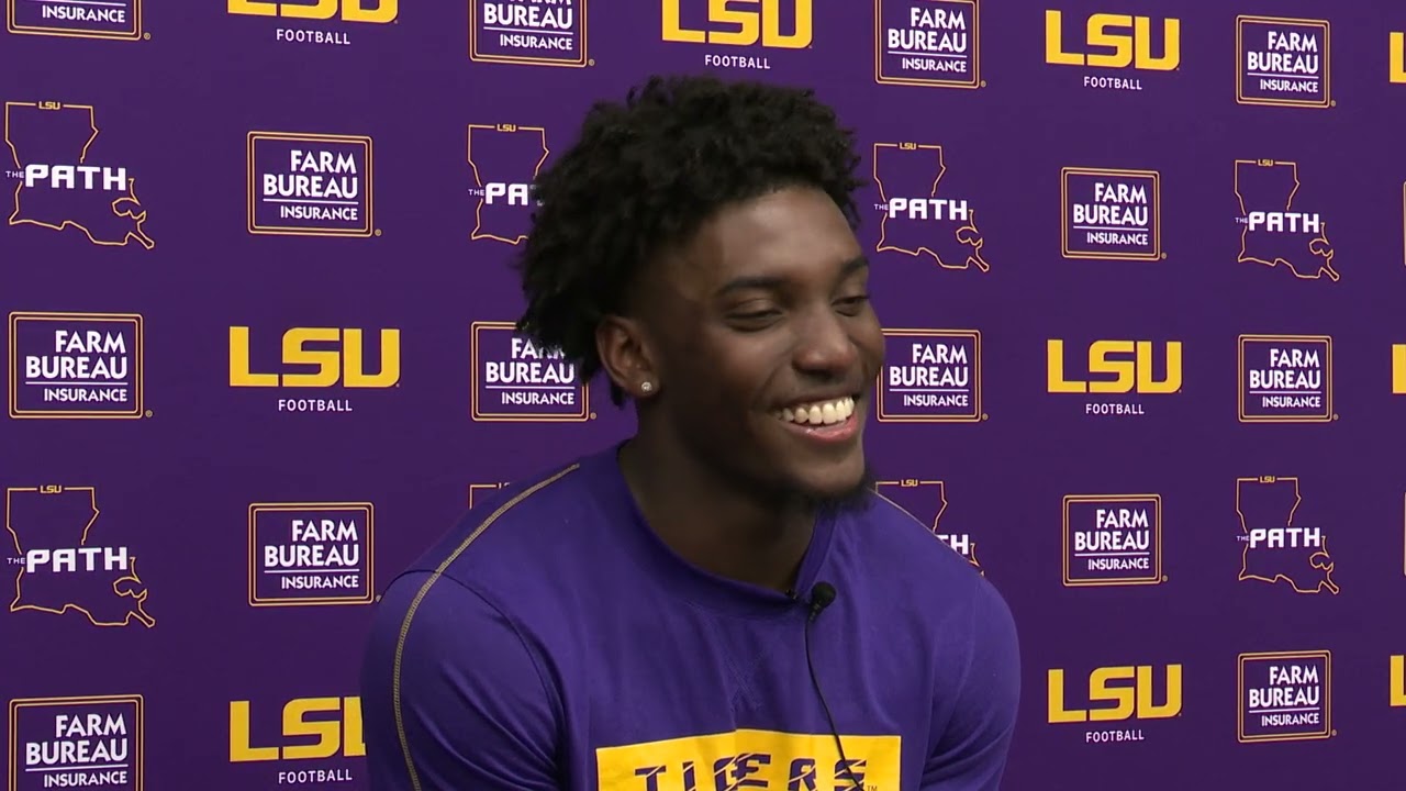 Игроки футбольной команды LSU общаются со СМИ перед матчем в Южной Каролине