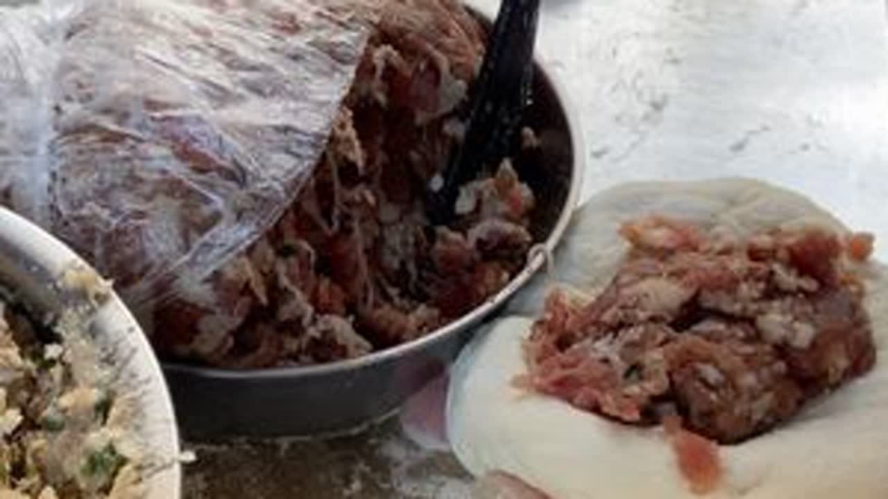 临泉老侯家三块钱的肉烧饼干了几辈人了，一出摊就排队！ #烧饼 #寻味烟火气 #临泉美食 #在路边摊感受人间烟火 #美食分享