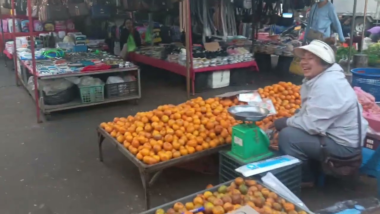 ບັນຍາກາດຍາມເຊົ້າຕະຫຼາດສະຫວັນນະເຂດປະເທດລາວ(สะหวันนะเขด ลาว)