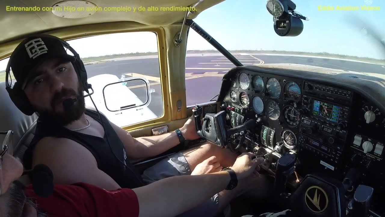 Entrenando con mi Hijo en el avión que me regalaron.