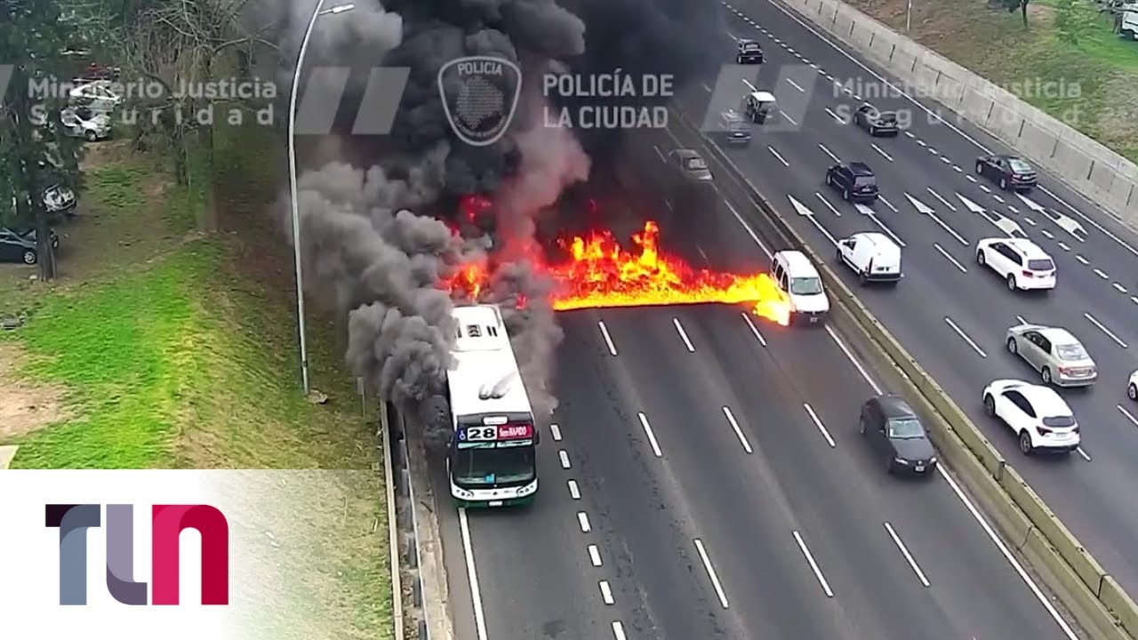 Un colectivo se incendió en plena General Paz: las imágenes son impactantes