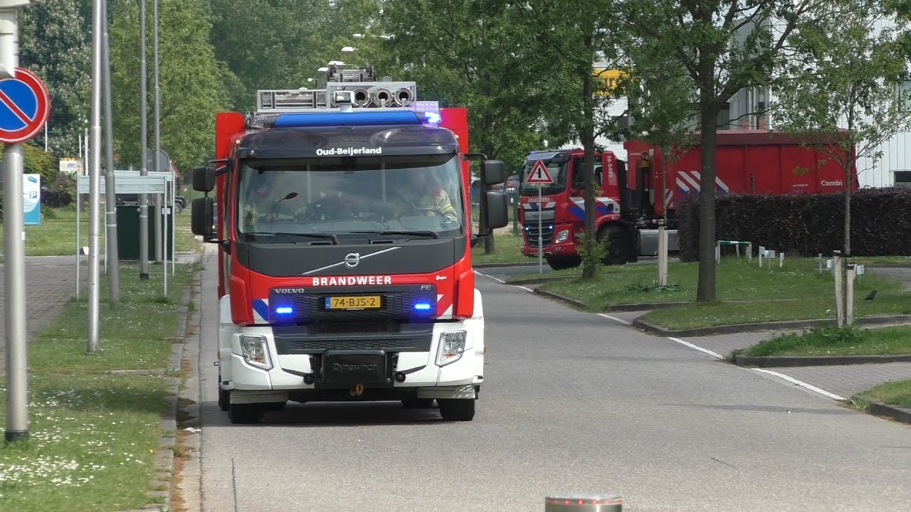 Grootwatertransport & Autoladder brandweer Oud-Beijerland rukken met spoed uit naar Mijnsheerenland
