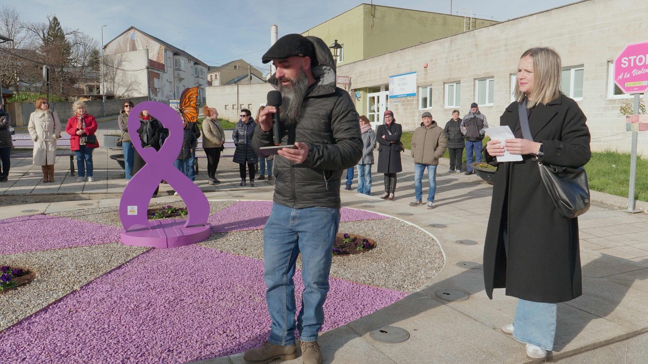 'No estás sola' es la escultura que Fabero dedica a las mujeres en la Plaza de la Igualdad