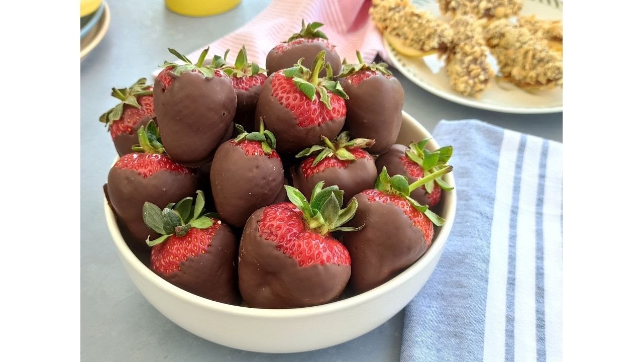 Только с фруктами! Приготовление шоколадной клубники и шоколадных яблок в домашних условиях