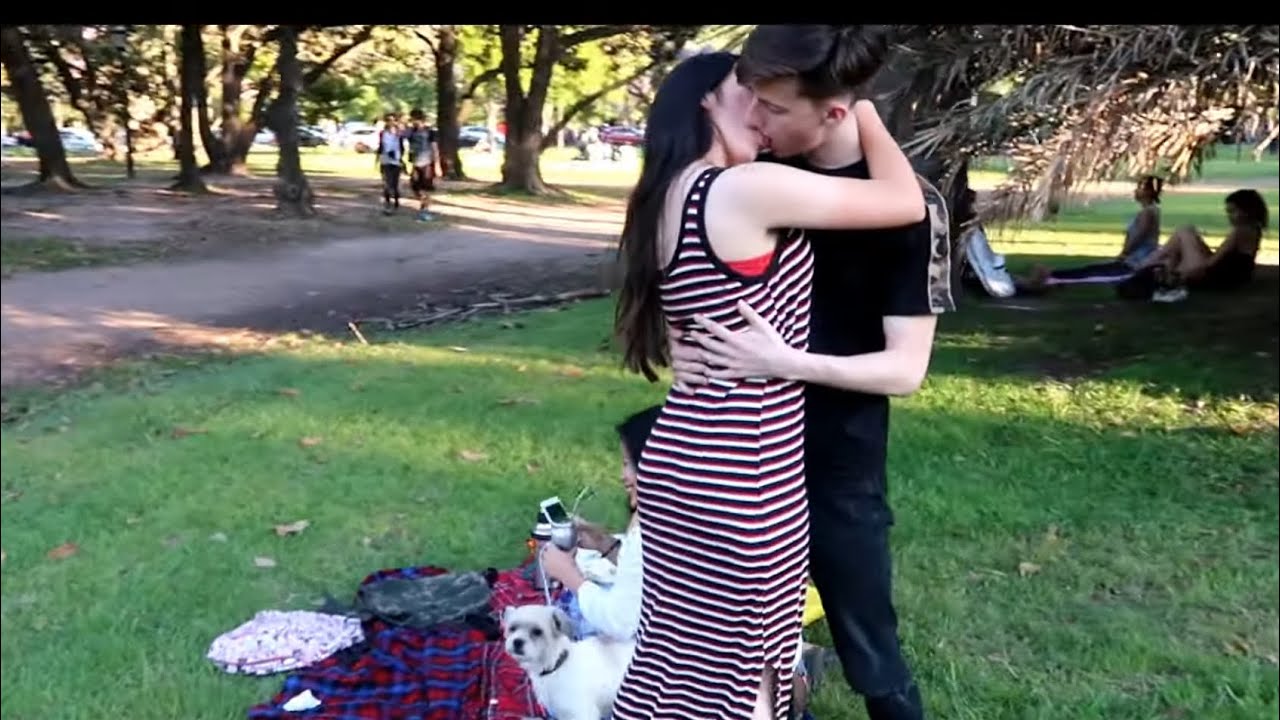 BESO O CACHETADA CON DESCONOCIDAS 🔥