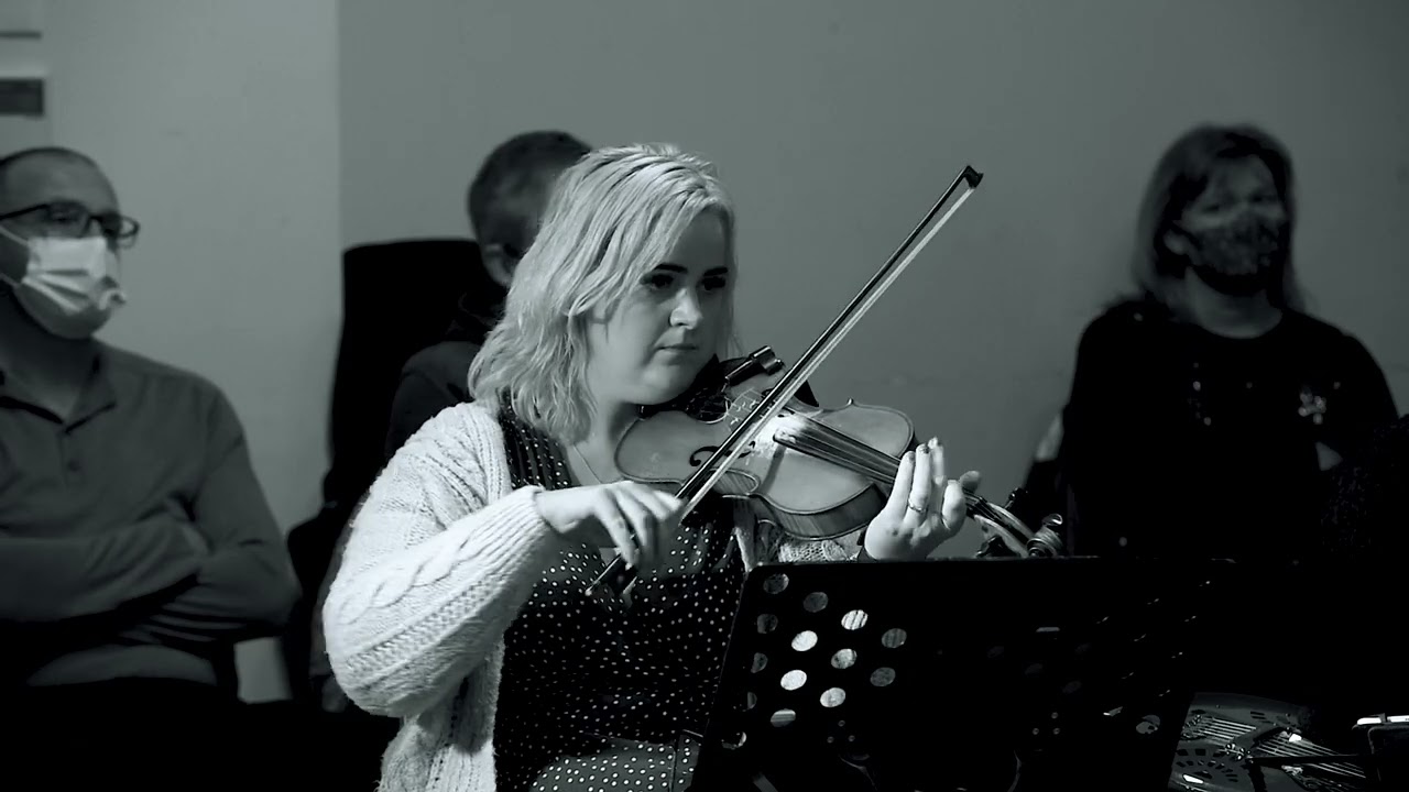 Meitheal playing The Green Fields of Canada and S&iacute; Bheag, S&iacute; Mh&oacute;r.