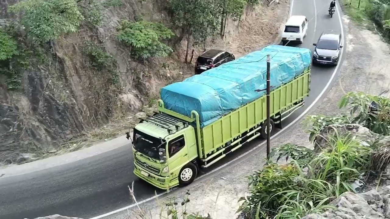 Jalan lintas gunung tua sidimpuan nabundong terlihat pengguna jalan cukup sepi
