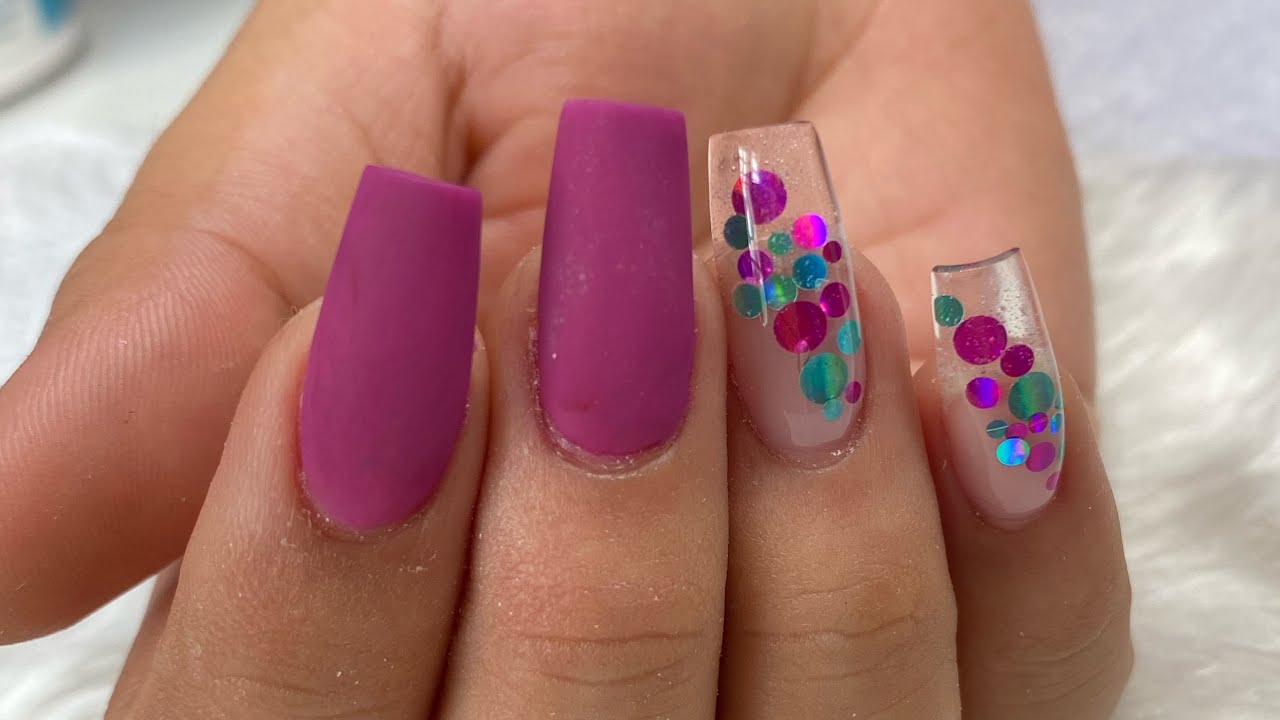 Uñas acrílicas COLOR UVA con CONFETTI