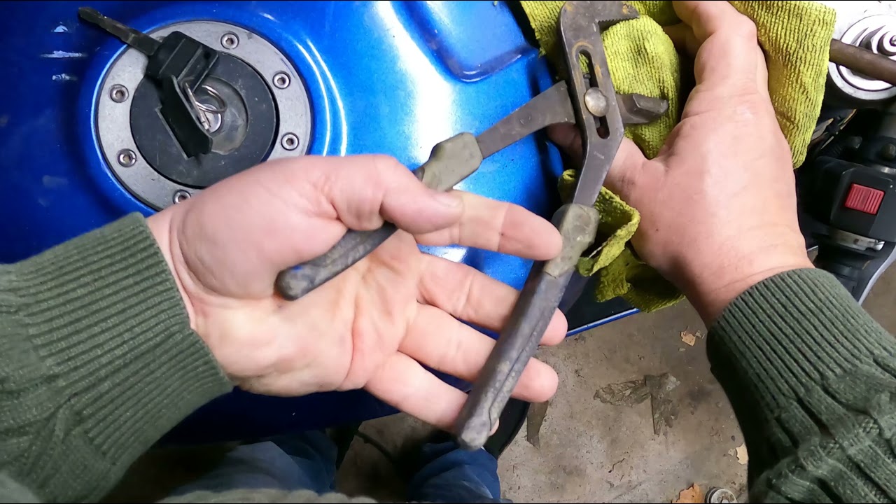 1994 Suzuki Gsxr 750 Fuel Tank inspection and tear down with MYSTERIOUS RED GOO INSIDE
