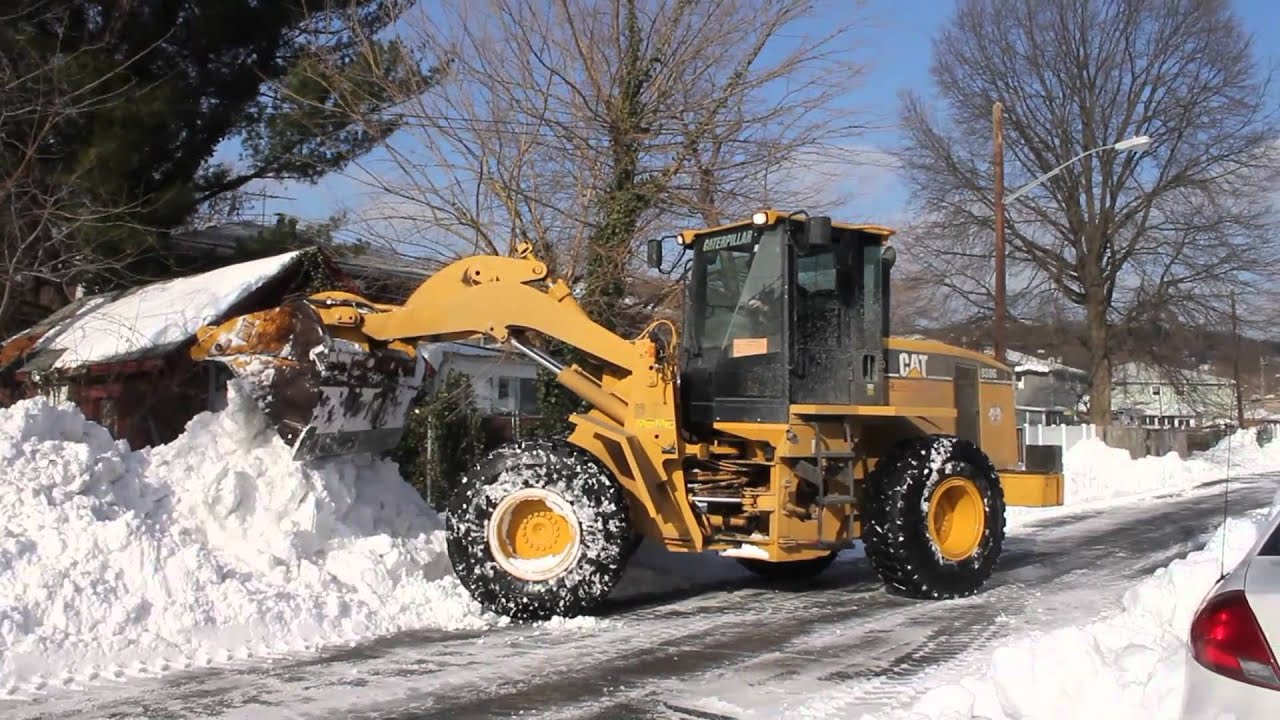 Cat 938G upclose plowing snow