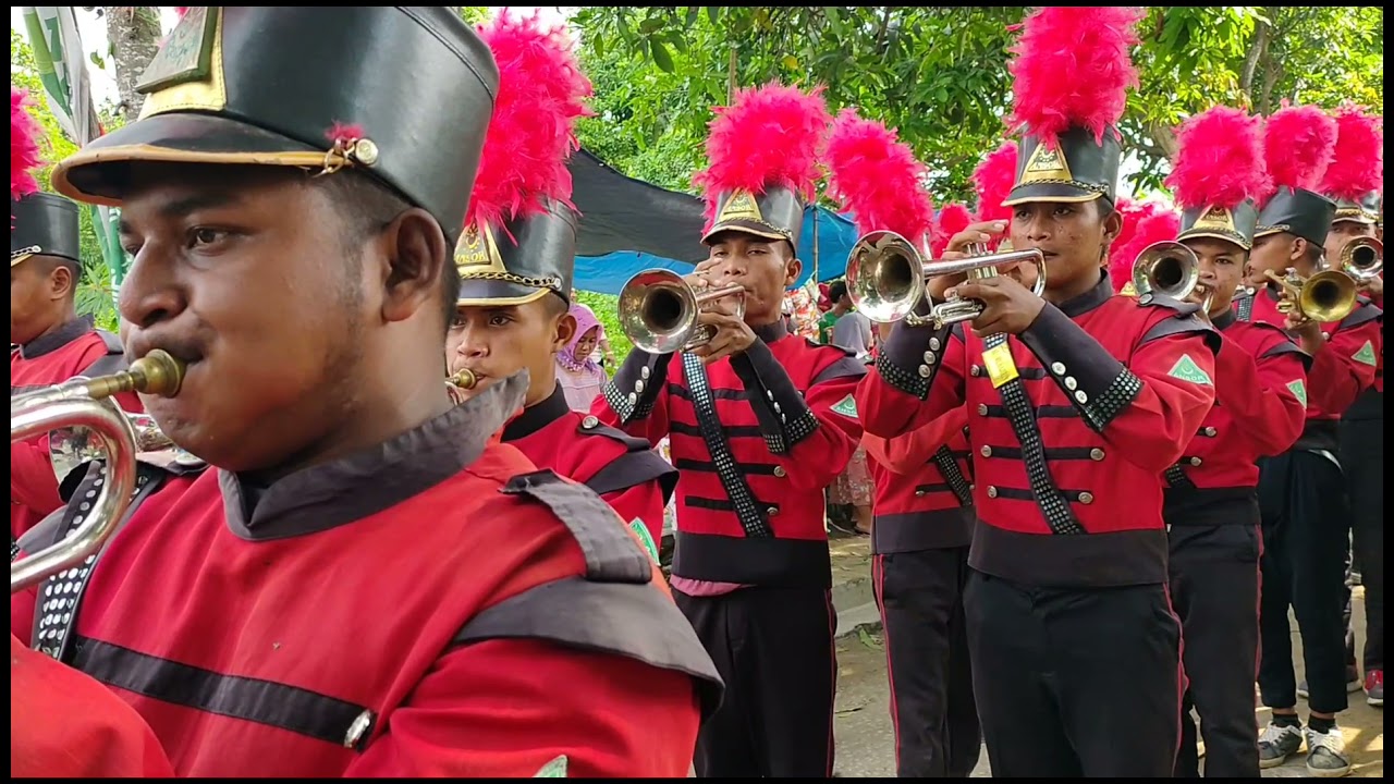 DRUMBAND GP ANSOR ALMUHAJIRIN MENGIRINGI MANTEN PRIA ADAT MADURA