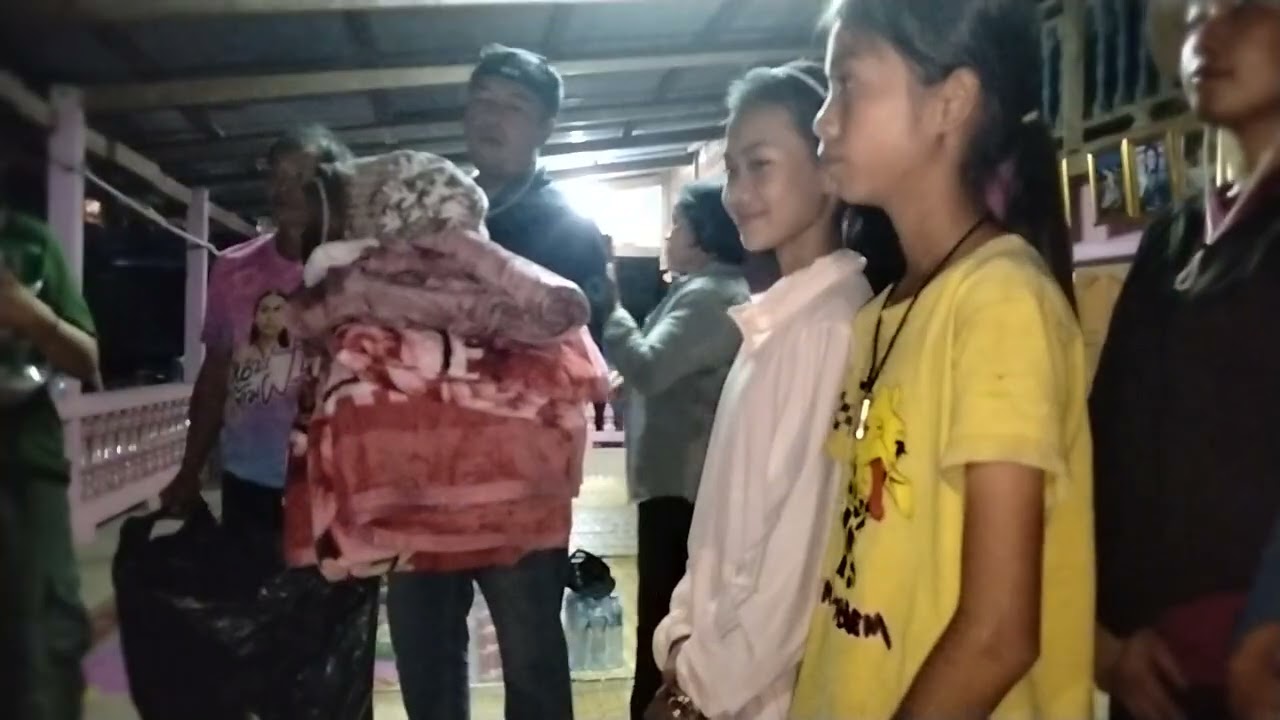 ธิดาลาวกับแม่ผึ้งแจกขนมกับผ้าห่มน้องๆบ้านโพนยานางบ้านของธิดาลาง