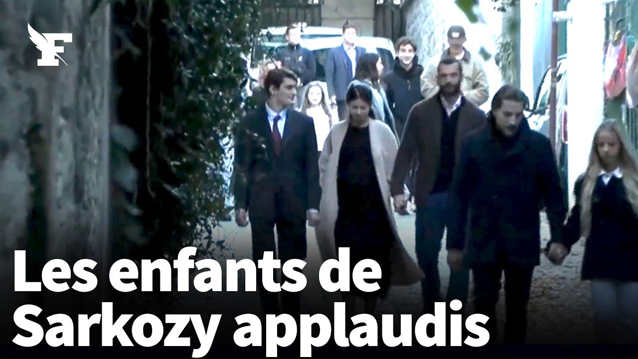 Nicolas Sarkozy incarcéré: ses enfants quittent son domicile sous les applaudissements