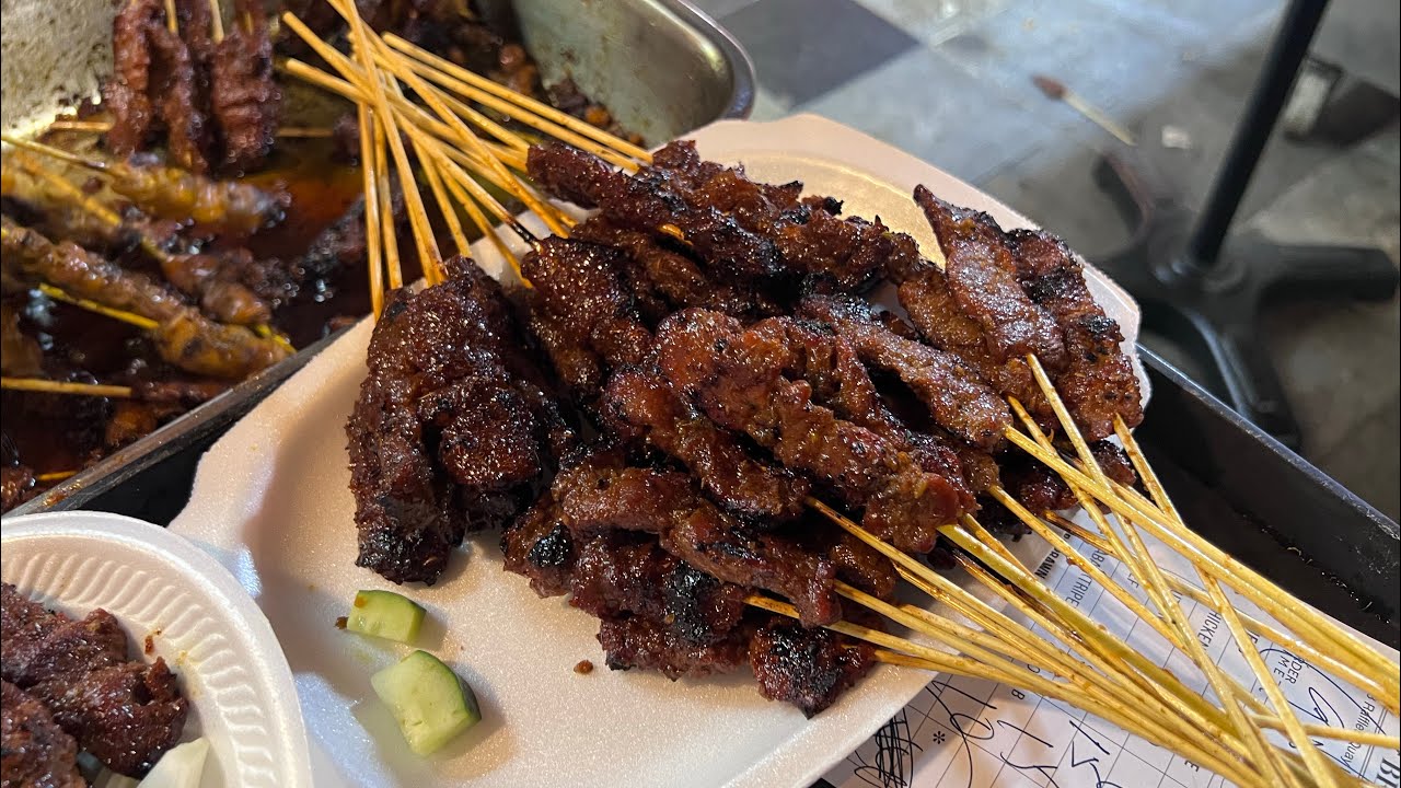 Singapore 2025 🇸🇬 Lau Pa Sat Satay Street Food - Mutton and Chicken Skewers with Spicy Peanut Sauce