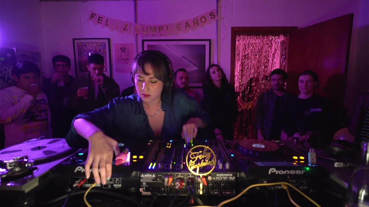 Salas Roma & Discos Sentimiento: Mitad de Semana Primer Aniversario -    Delphis
