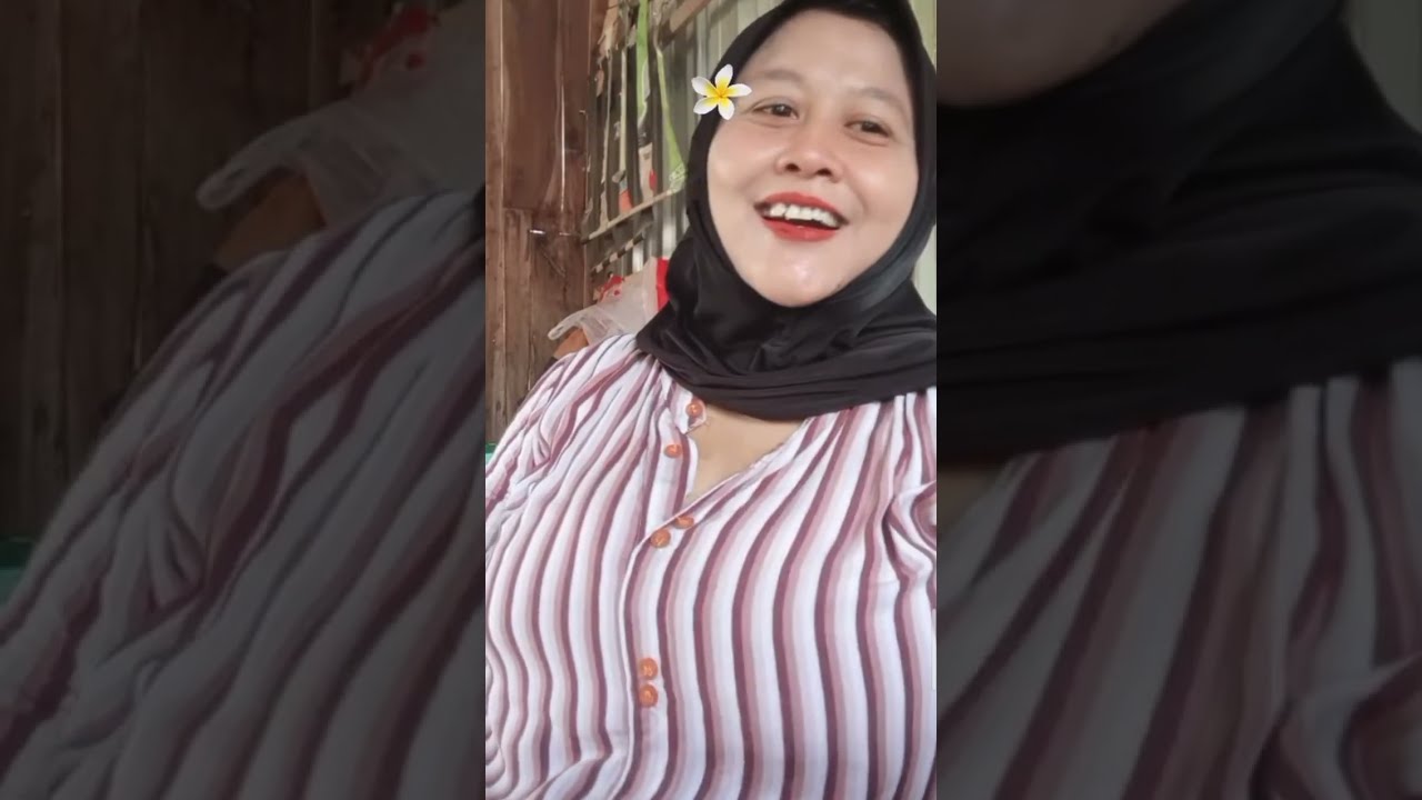 BUNDA LAGI JUALAN DI SEKOLAHAN SAMBIL NUNGGUIN ANAK SEKOLAH