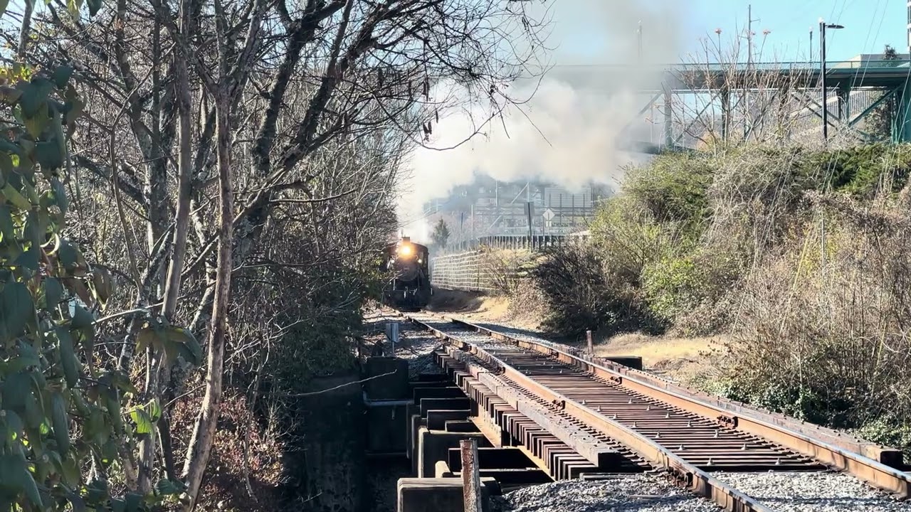 The Lindy 203 steam engine rolls thru Knoxville TN