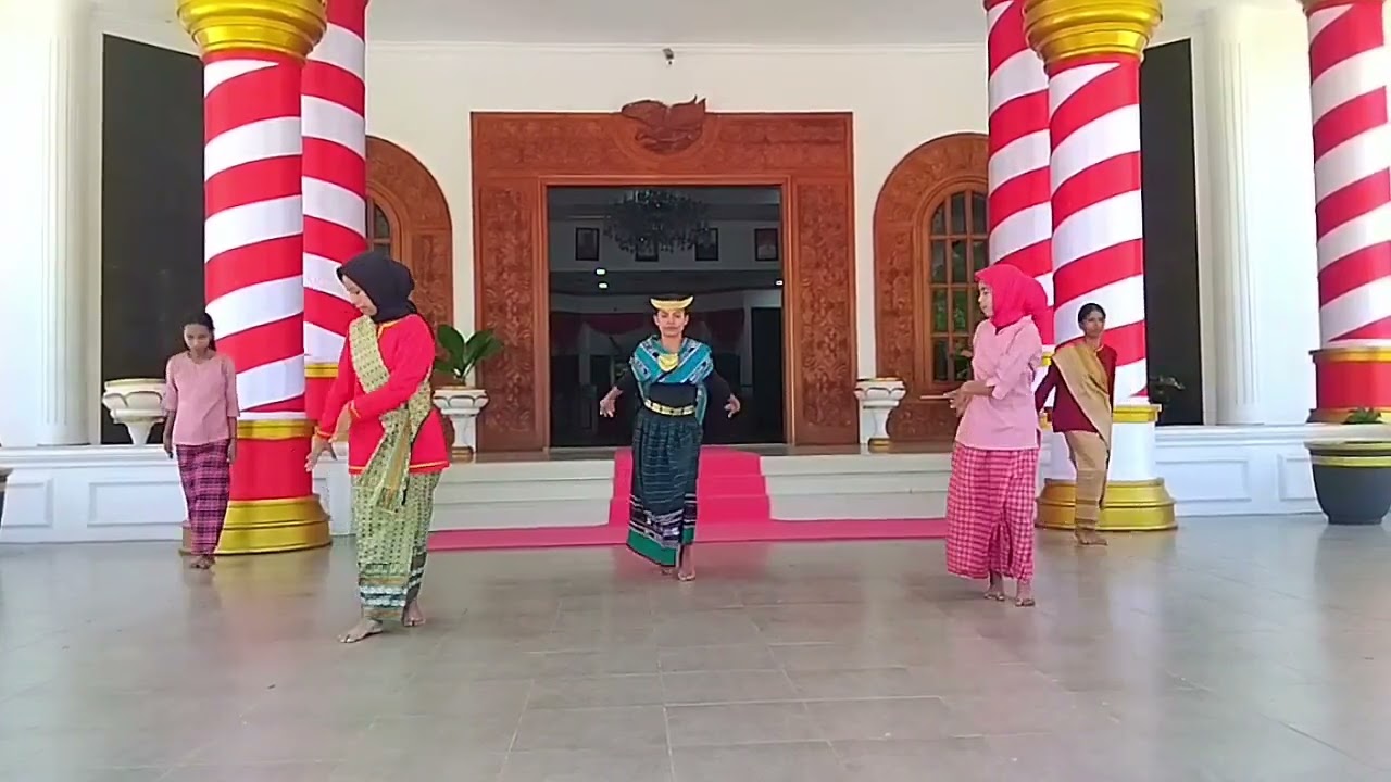 Kolaborasi Tarian Ambon, Tanimbar, dan Kei oleh siswa-siswi SMA negeri 5 TUAL