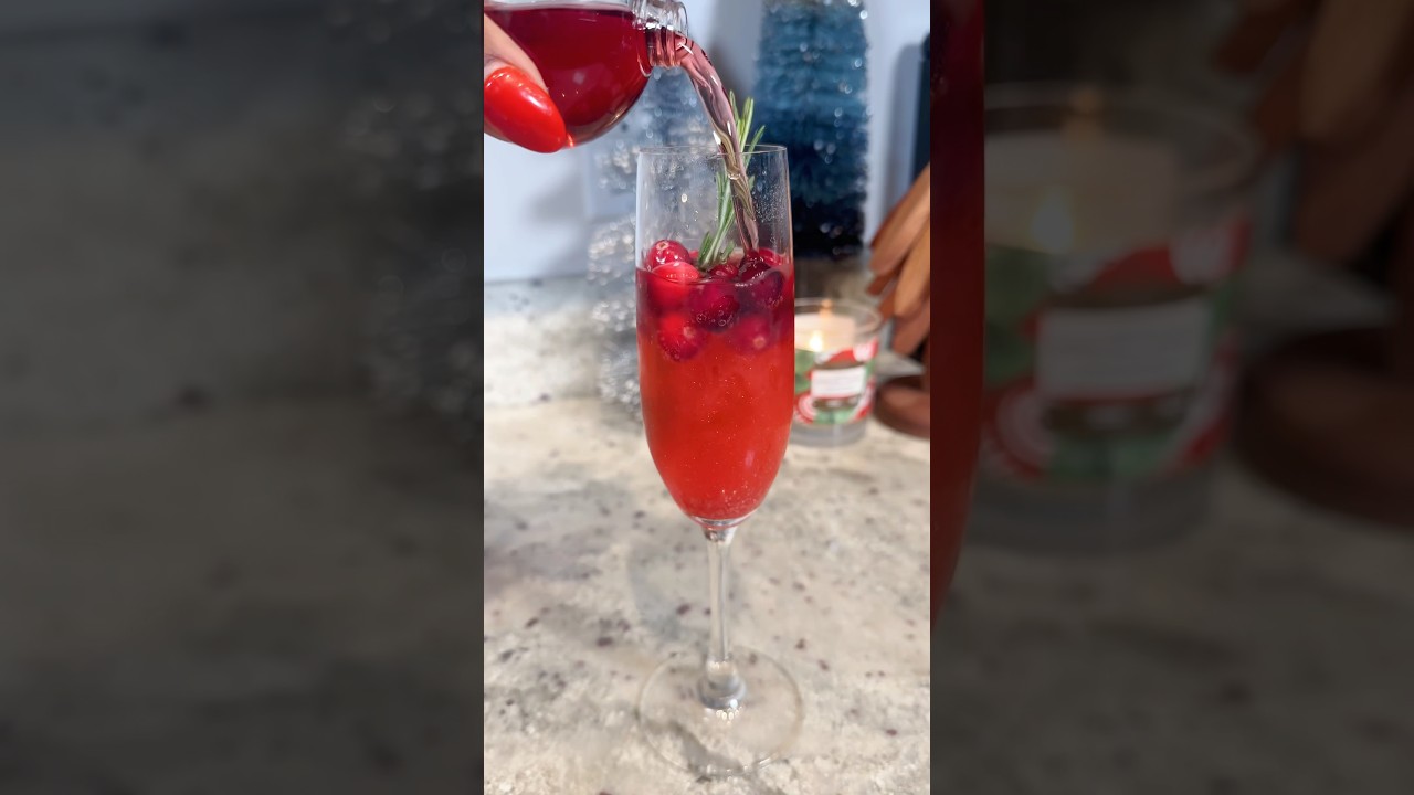 mistletoe mimosas! The best holiday drink&hearts;️🥂🎄 #christmas #drinks #aesthetic #fypシ゚viral #shorts