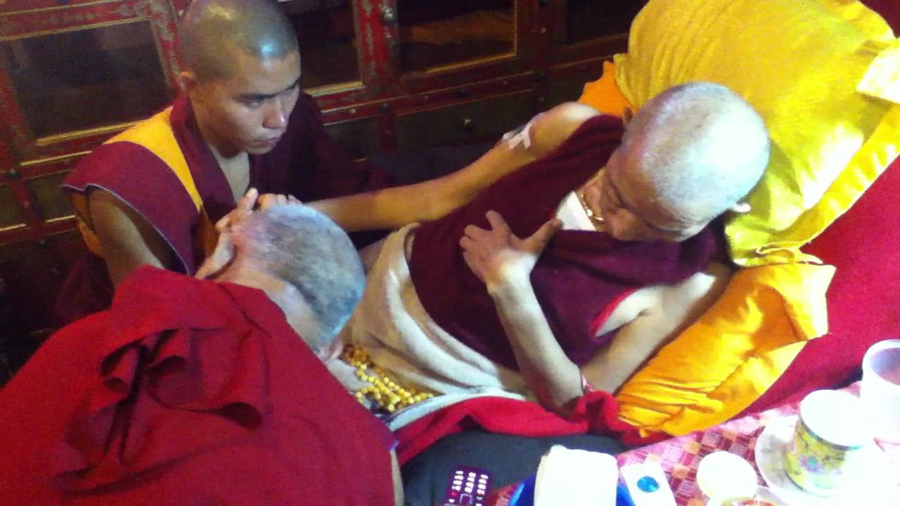 Khensur Rinpoche Lama Lhundrup making prayers to #LamaZopaRinpoche 1