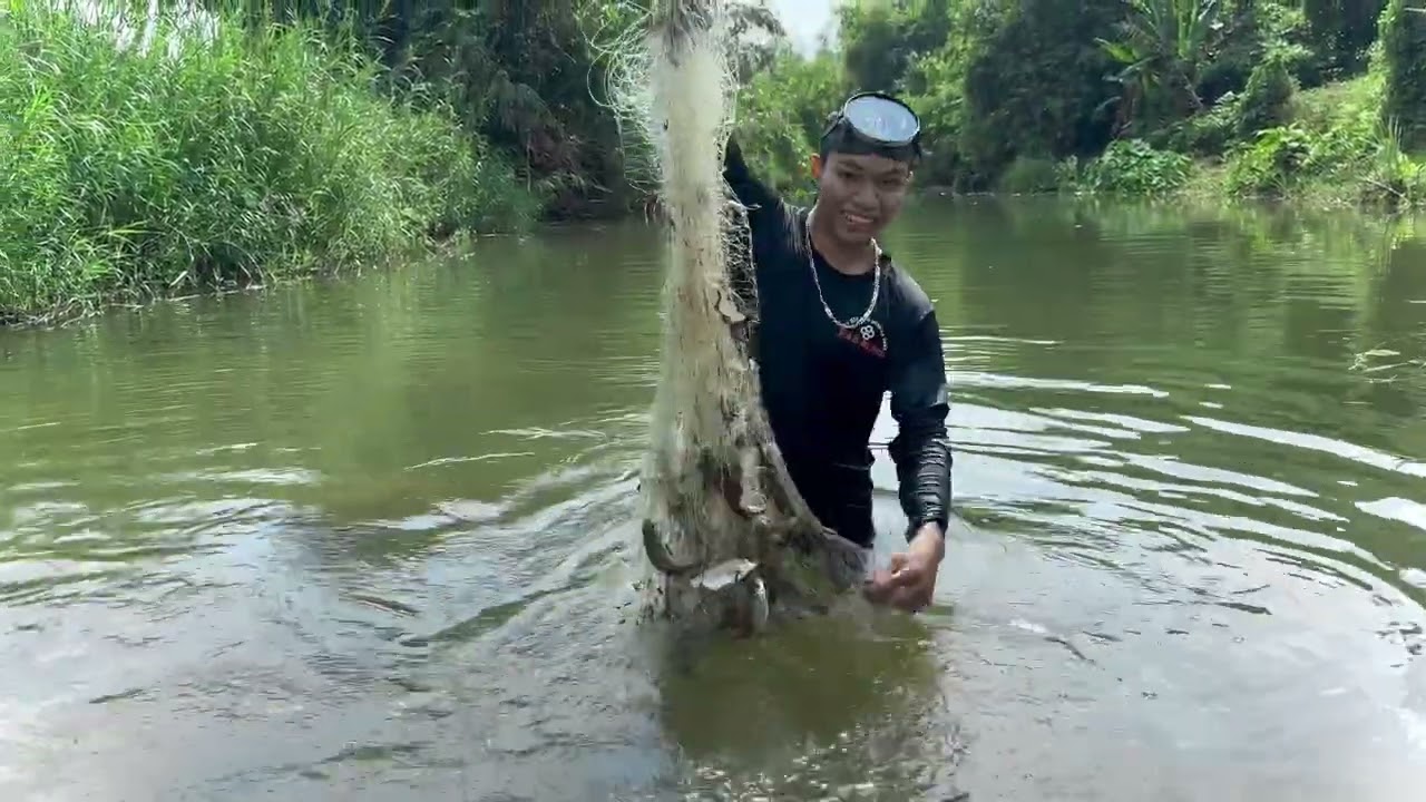 Thả lưới bắt cá tại sông suối tụ nhiên mô rai 