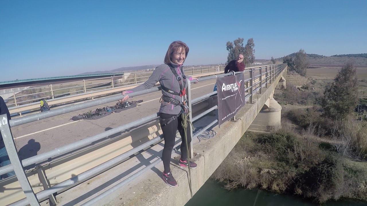 Modes Lozano al borde de un puente ¿Se atreverá a saltar?