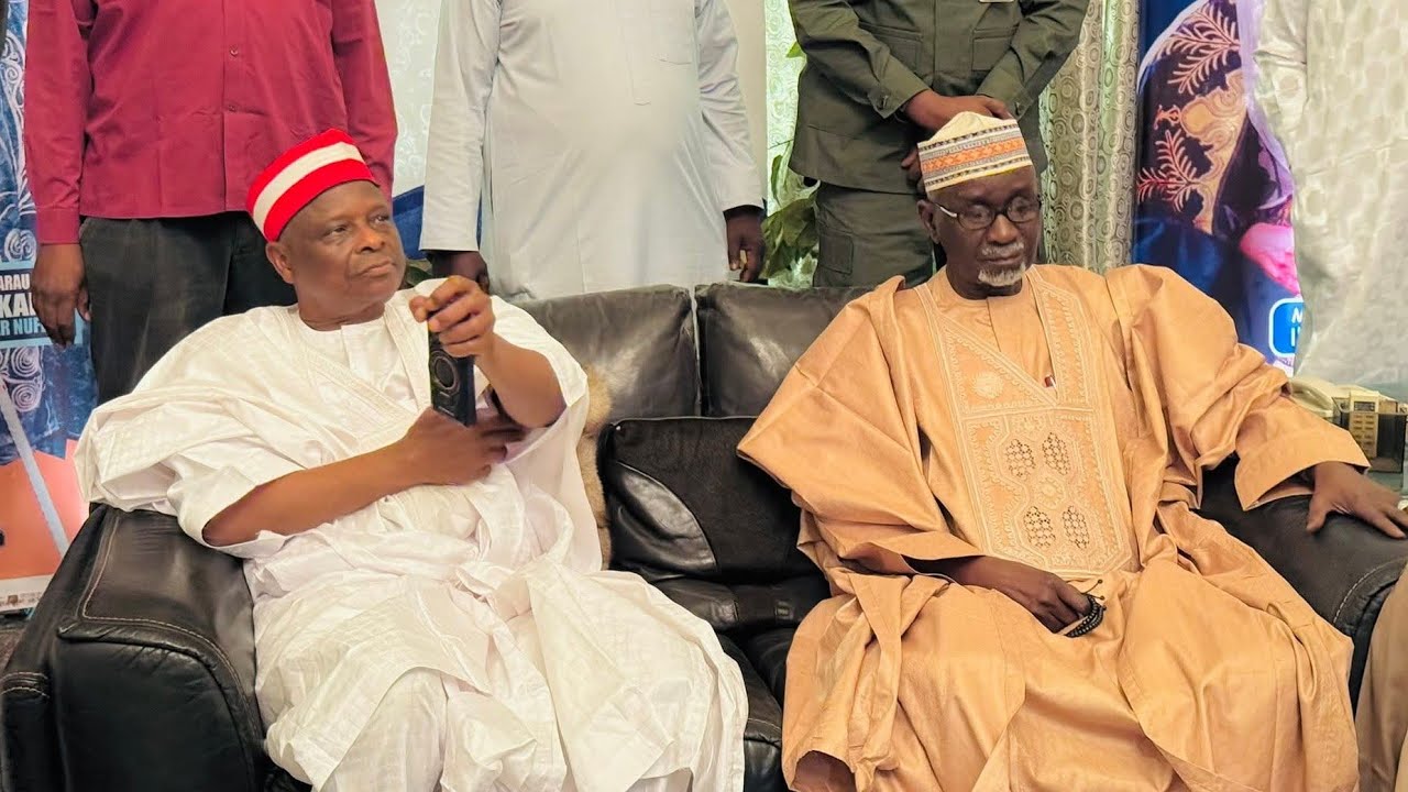 Jagora Yayin Ziyarar Ta’aziya a Gidan Sardauna Kano.