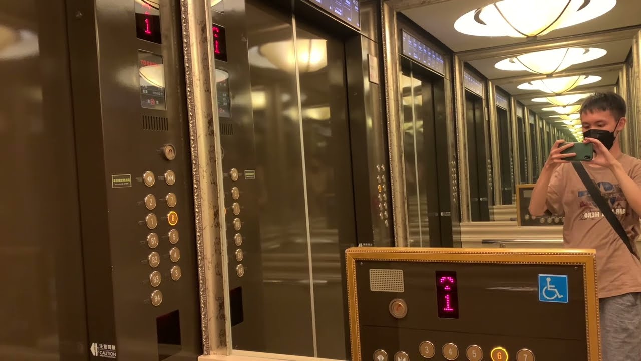 Toshiba Elevator, BELLAVITA Plaza, Taipei, Taiwan 台北寶麗廣塲（貴婦百貨） 東芝電梯（左）