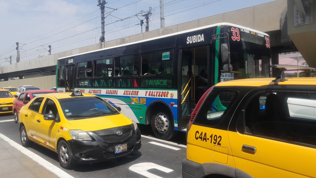 Viajando en un bus de la EMPRESA DE TRANSPORTES LA 33 por la Av.Aviacion ,llegando al Ovalo Cabitos.