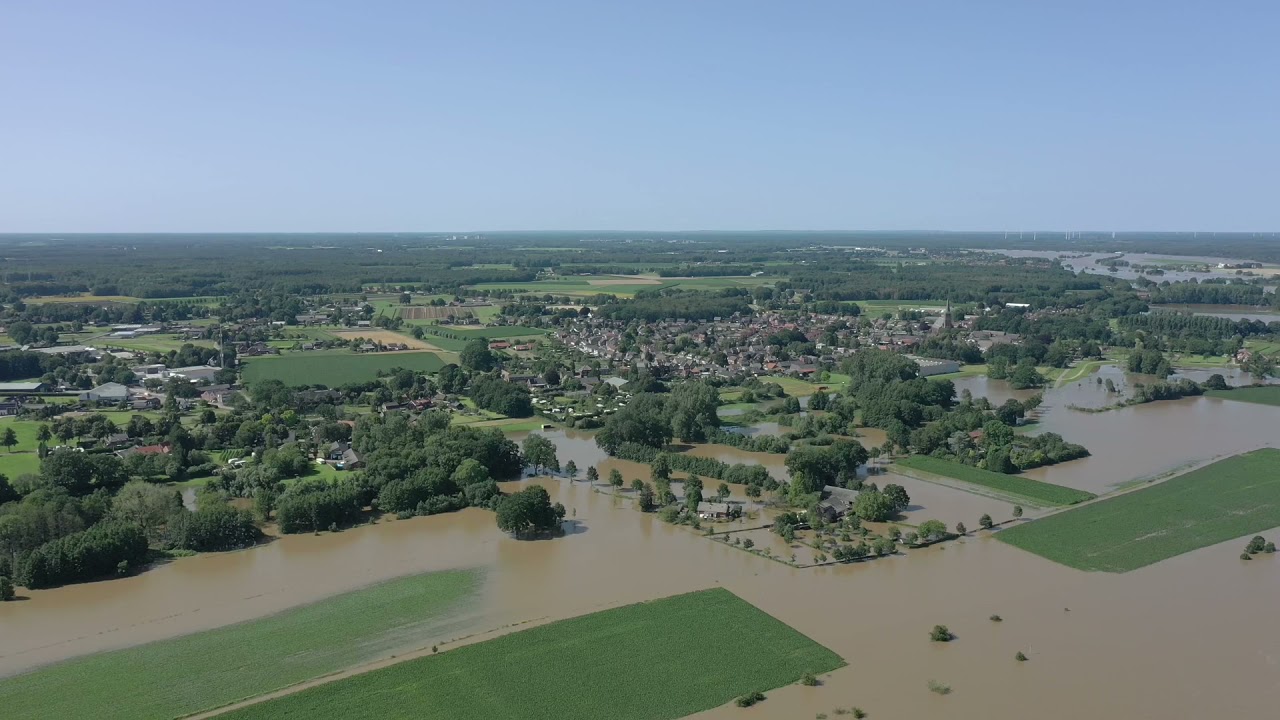 Hoog water Grubbenvorst, drone-opname oever naar Lomm en Lottum v.v