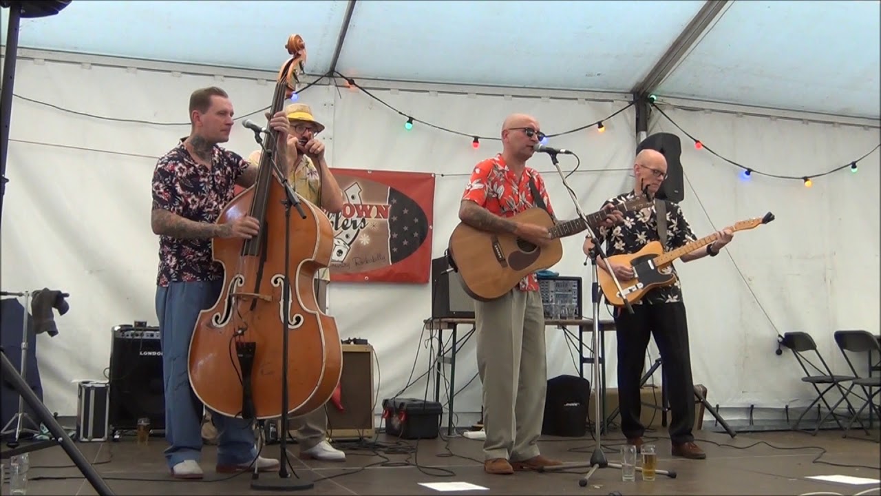 HOMETOWN GAMBLERS - DRINKING WINE e a