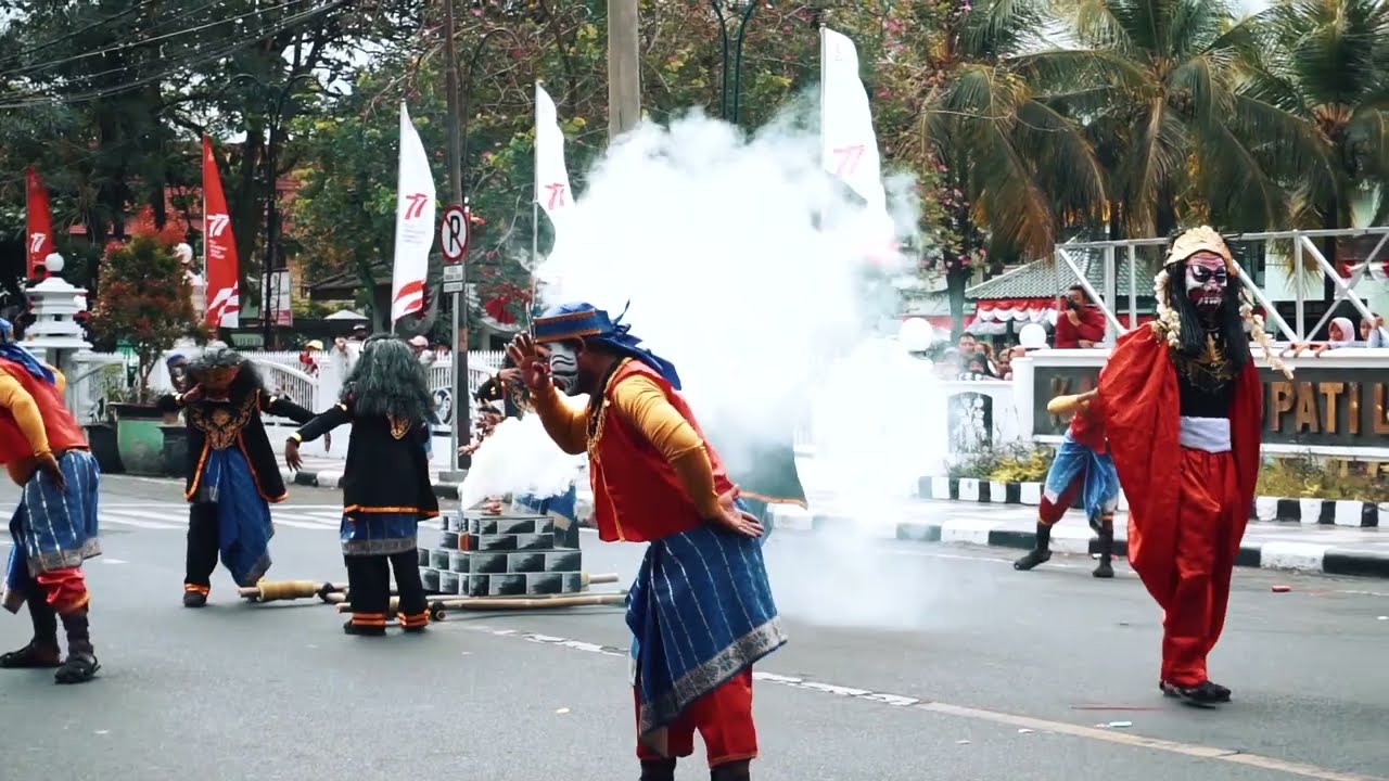 Goyang Kewer-Kewer RW 08 Kelurahan Rogotrunan Kec. Lumajang | Karnaval Kab. Lumajang 2022