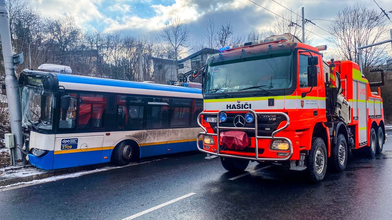 5.2.2023 V Ostravě havaroval trolejbus, zranilo se pět lidí včetně řidiče | HZS MSK