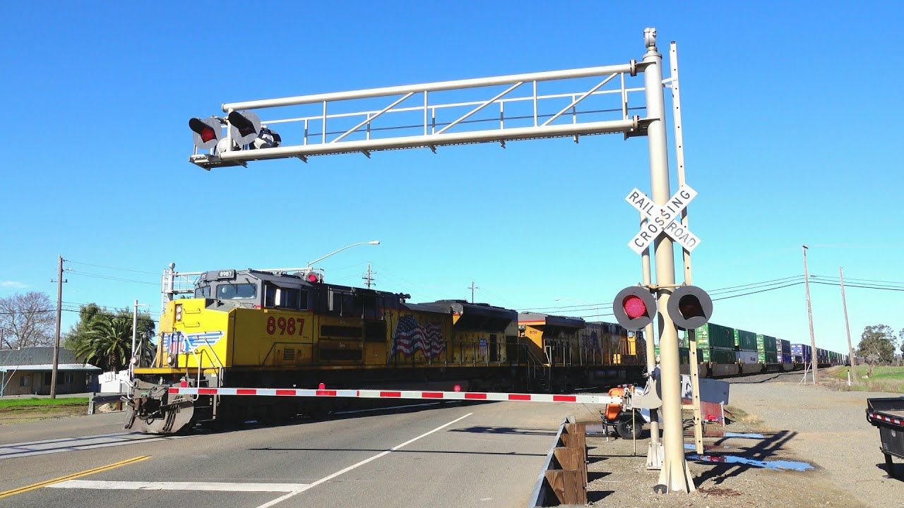 UP 8987 Intermodal Stack Train South, Old Highway 65 Railroad Crossing, Sheridan CA [MI Bells]