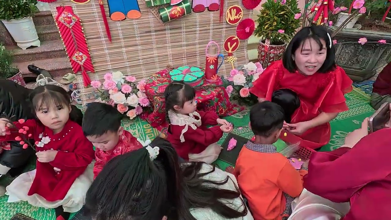 Lớp Mần 2+4 làm hoa