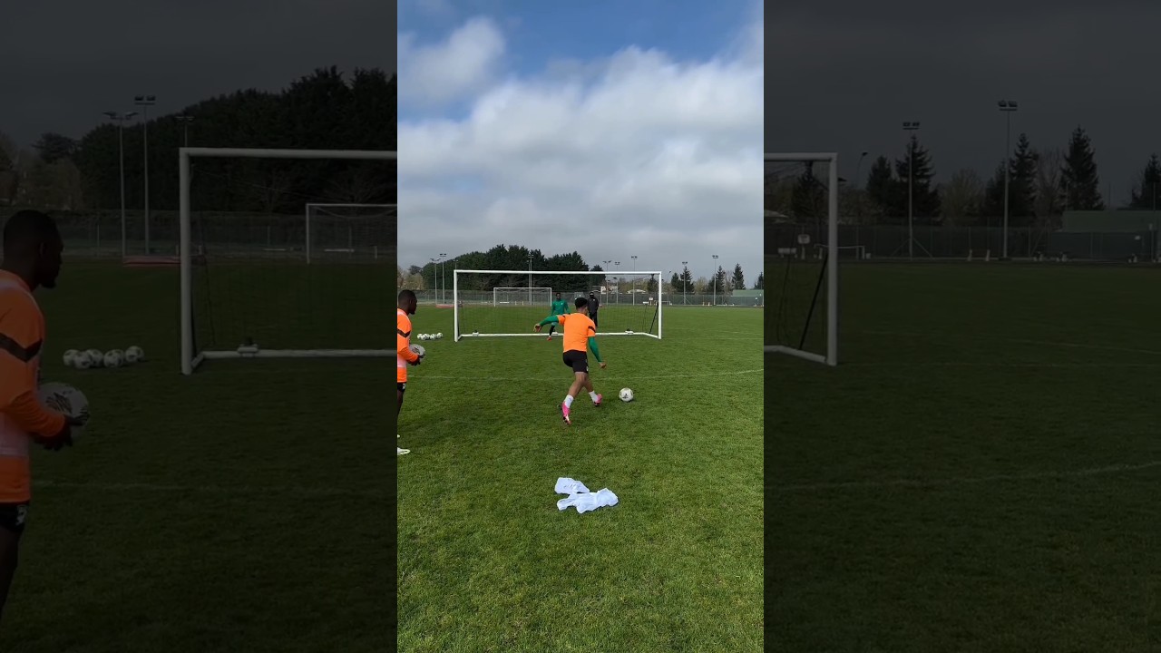 Guela Dou&eacute; marque un p&eacute;nalty &agrave; l'entra&icirc;nement avec la C&ocirc;te d'ivoire avant son but contre Uruguay